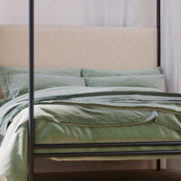 azelea-fourposter-upholstered-iron-bed_roomset-detail